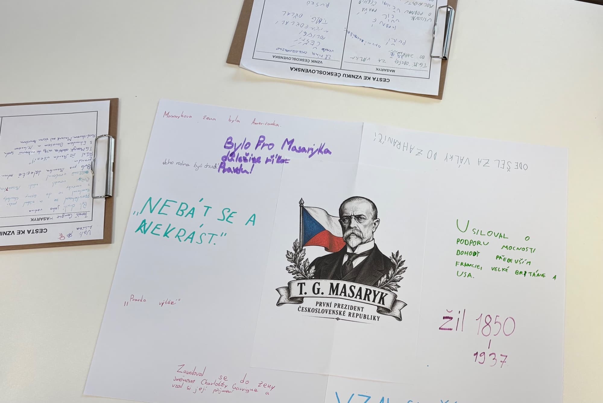 Myšlenková mapa o T. G. Masarykovi s jeho portrétem uprostřed a ručně psanými poznámkami dětí, mezi nimi výrok „Nebát se a nekrást“.