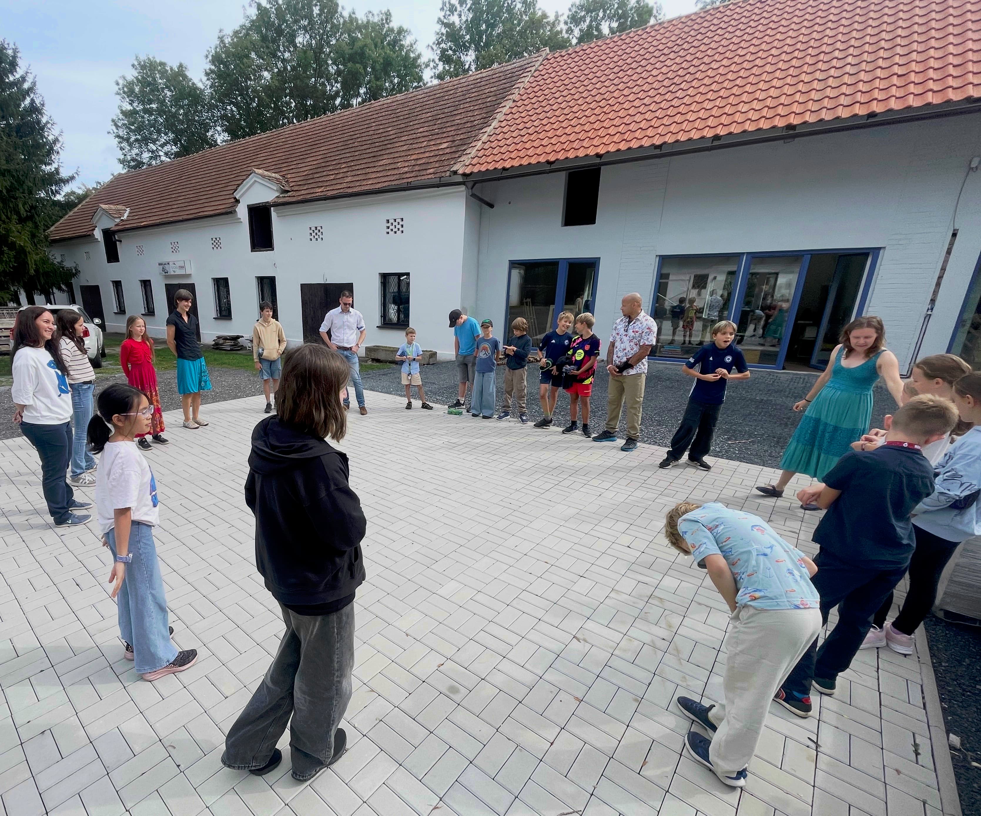 Poprvé na dvoře školy v Kuří.