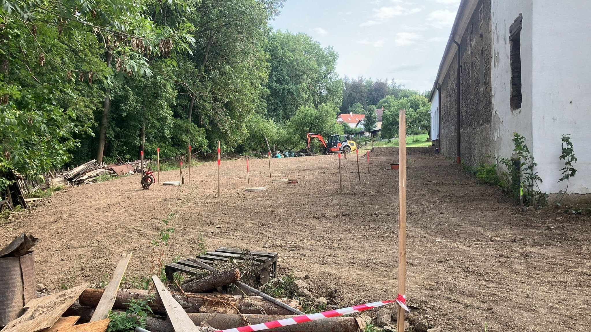 Zadní část zahrady v Kuří v polovině září.
