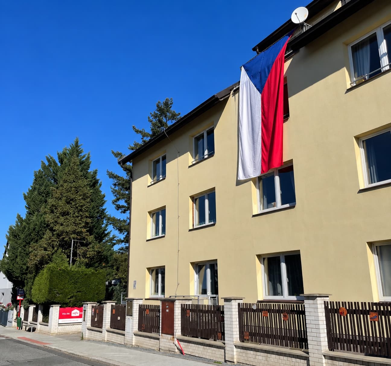 Velká česká vlajka na budově MŠ a ZŠ Sofie v Říčanech